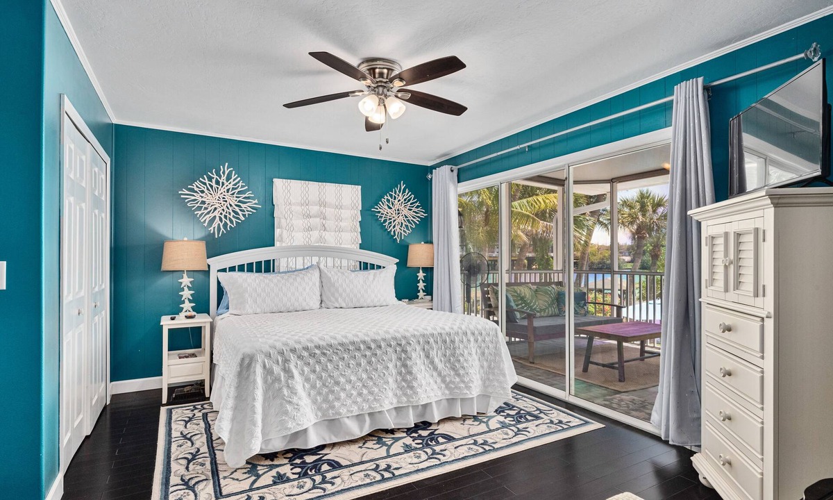 Historic Downtown Melbourne Bed & Breakfast | Crane Creek Inn Heron Room: Waterfront Pool B&B