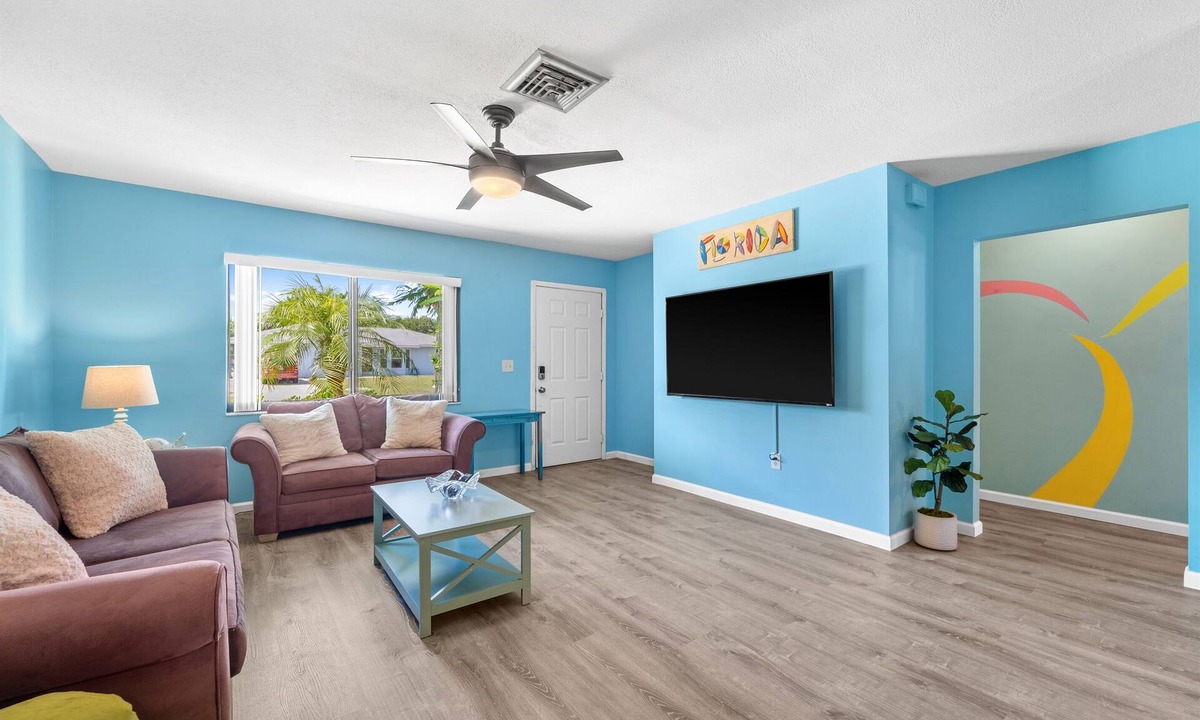 South Venice House | Creative Coastal Cottage - 5 min to beach