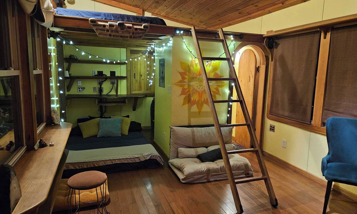 Barnardsville Cabin | Creek Side cabin w AC, On-Site Sauna/Tea Shop/Market, Edge of Pisgah, Craggy Mtn