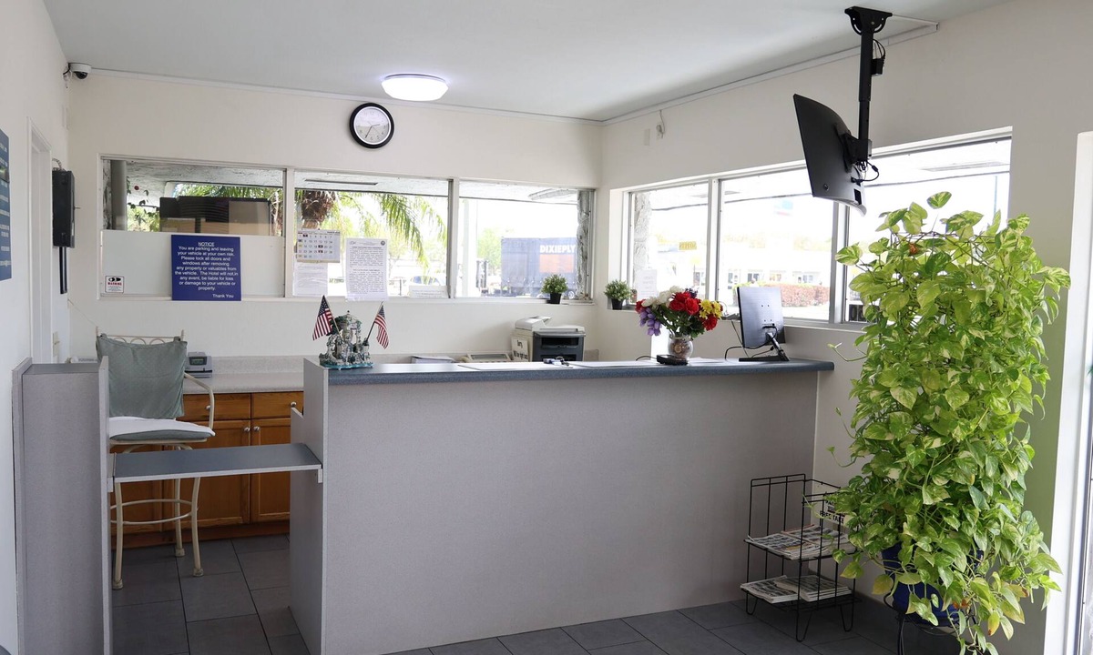 Fort Pierce Hotel | Crossroads Inn