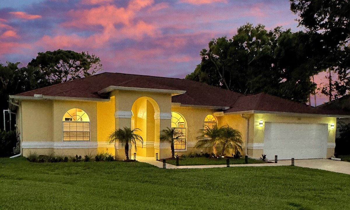 Central Naples House | Cul-de-sac 3 Bedroom+Den, Heated Pool Luxury Villa in Gated Community of Naples