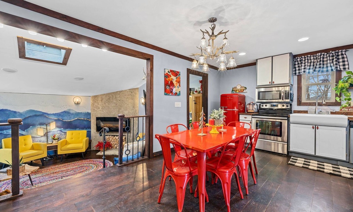 Fairview Cottage | Deer Bluff Cottage-Retro theme, Hot Tub, Firepit, Arcade, Log Playhouse, Nursery