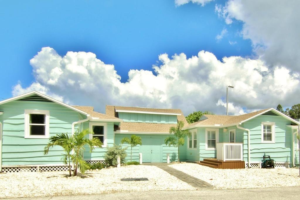 Treasure Island Hotel | Detlow's Treasured Cottages 3