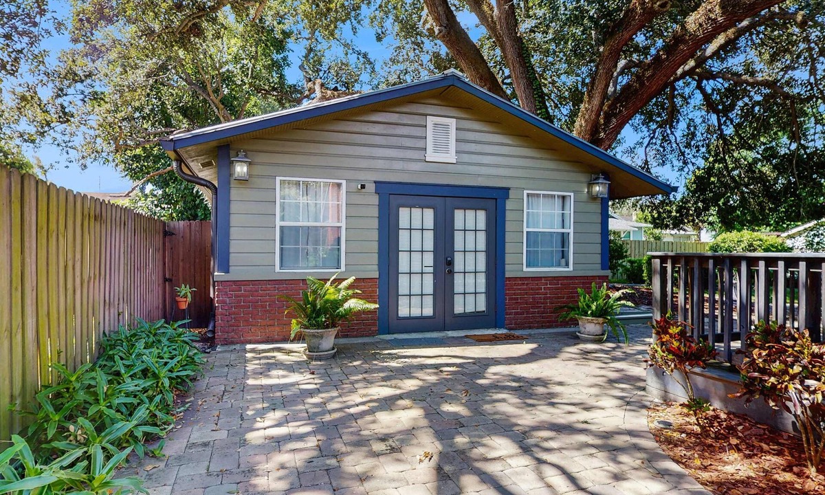 South Seminole Heights House | Dog friendly cottage near downtown Tampa and attractions with central AC and WD