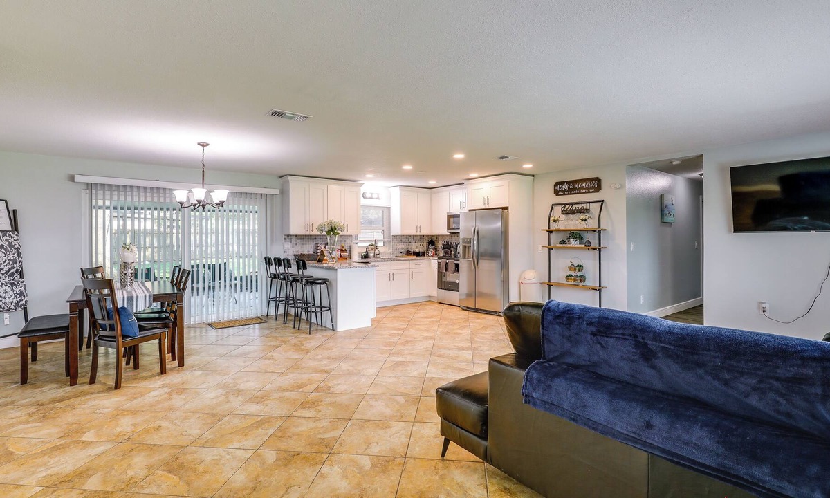 East County Civic Group House | Dog-Friendly Home in Valrico w/ Private Pool!