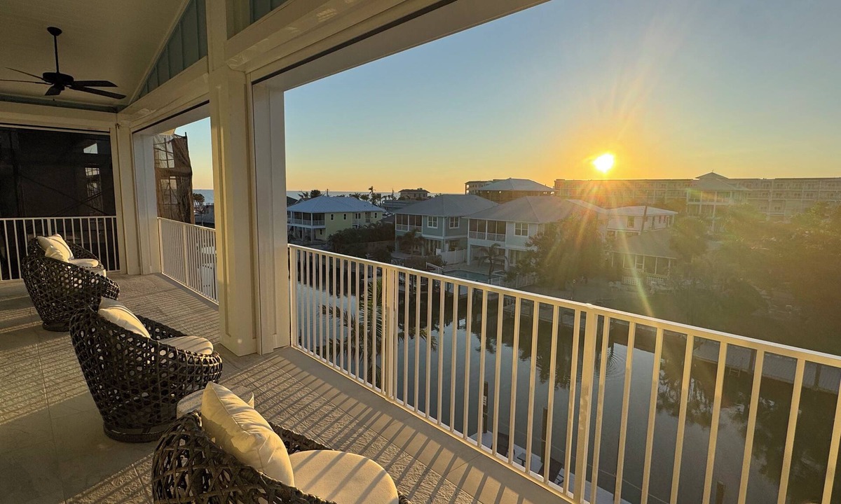 Fort Myers Beach House | Dolphin House! Spacious 4 bdm, 6 bath just steps away from beach and downtown
