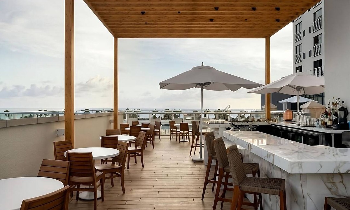 Clearwater Beach Hotel | Double Room Perfect for Relaxation with Rooftop Pool and Poolside Lounger!