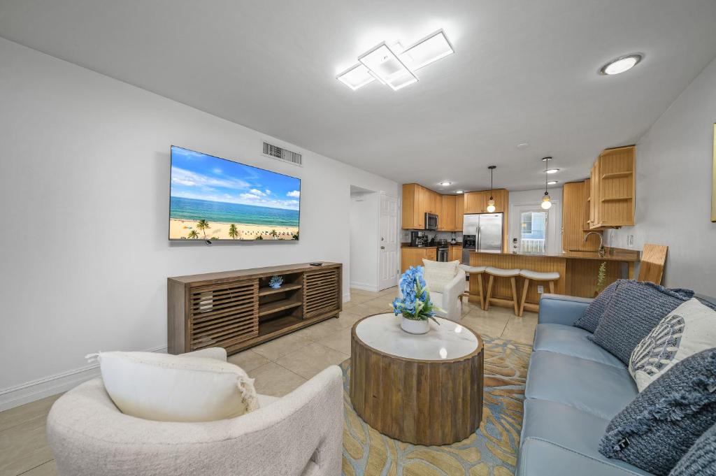 Old Naples Apartment | Downtown Naples Retreat - Walk to 5th Ave & Beach