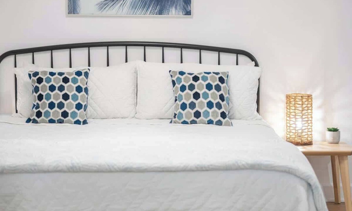 Dixieland Apartment | Downtown Studio - Family & Pets friendly