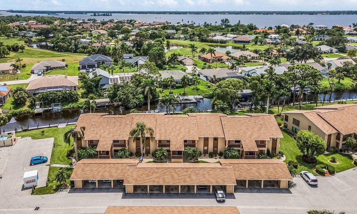 Riverbend Country Club Condo | Dream North Ft Myers pool condo