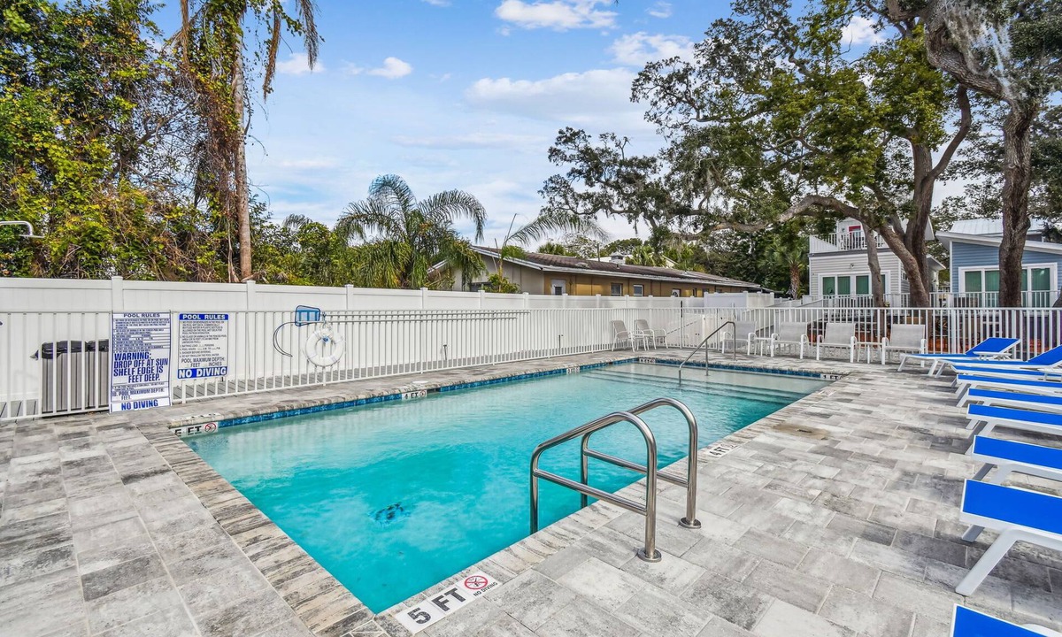 Dunedin House | Dunedin Bungalow and Cottage Combo/Sleeps 10! Walk or Bike to Downtown Dunedin!