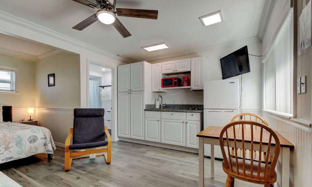 Sunset Reef Hotel | - EFFICIENCY #2 STEPS FROM THE BEACH