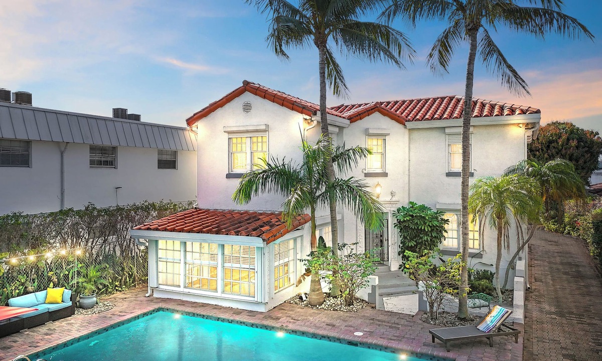 Lake Park House | Elegant 1926 Mediterranean Villa Heated Pool/Spa Sleeps 8
