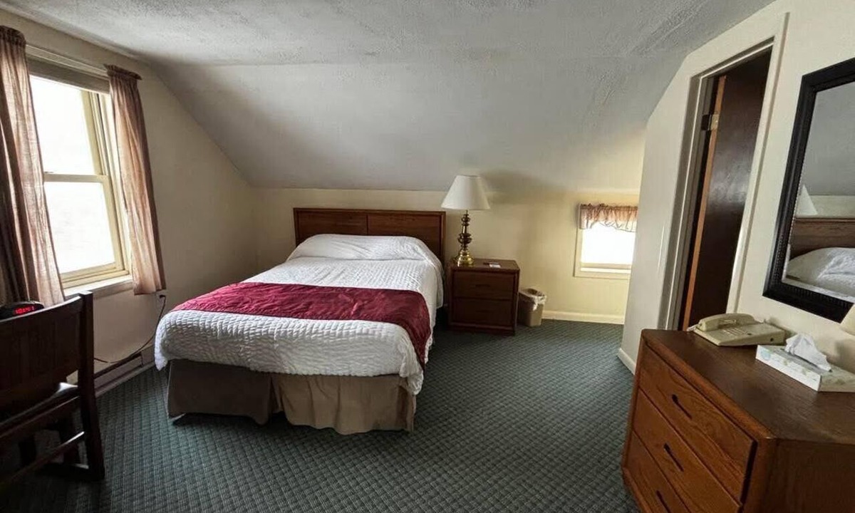 Hamilton Hotel | Enchanting 1-bedroom hotel room in vibrant Hamilton - #346 Cayuga