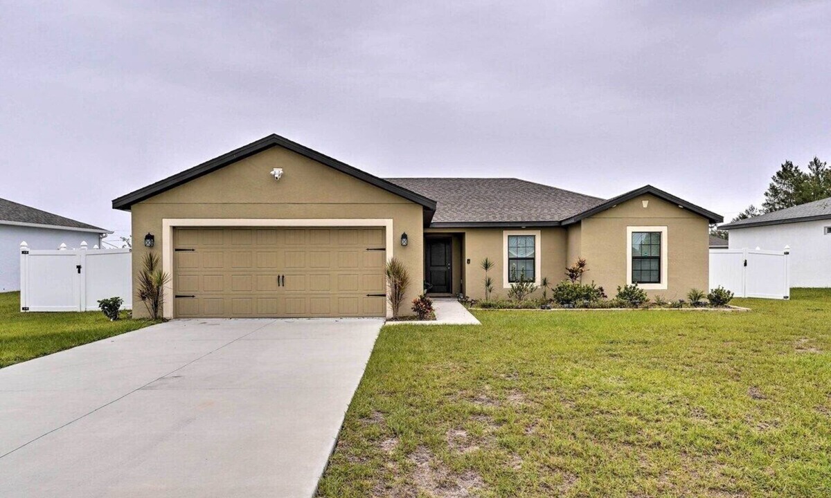 Fedhaven House | Enchanting 4-bedroom house with large fence backyard in Poinciana near Lego Land