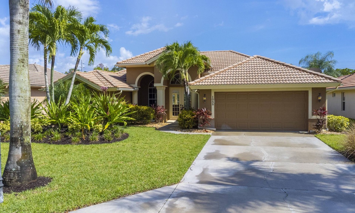 Central Naples House | Enjoy memorizing lake views from this beautiful 4 bedroom home!