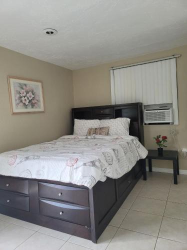 Southgate House | Entire Guesthouse 5 mins to Siesta Key & downtown