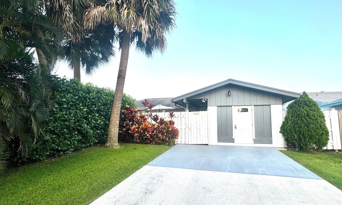 Hunt Club Villa | ENTIRE3BED2BTH.SPACIOUS 1FLOOR VILLA .GREAT LOCATION , CLOSE2BALLandBEACH PARKS.