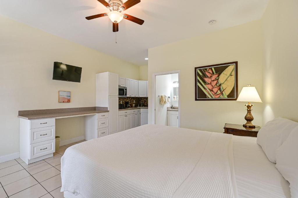 Naples Apartment | Exclusive 10,000 Islands Access: Naples Condo