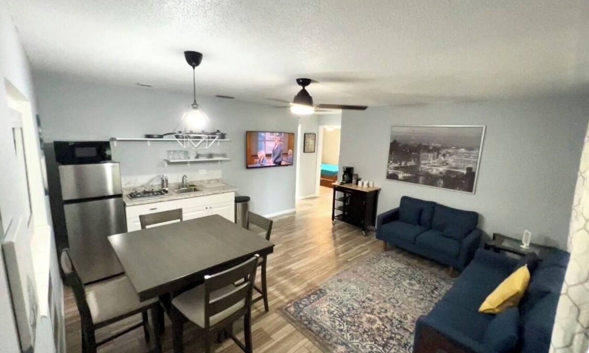 Cypress Gardens House | Family-Friendly 2BR Near LEGOLAND with Parking