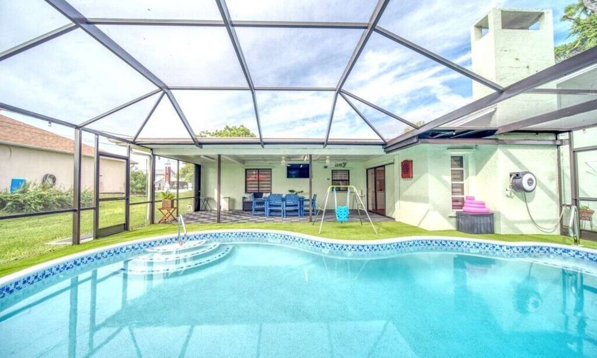 Diplomat House | Family Friendly Stay - Tesla charger/SPA/Heated Pool