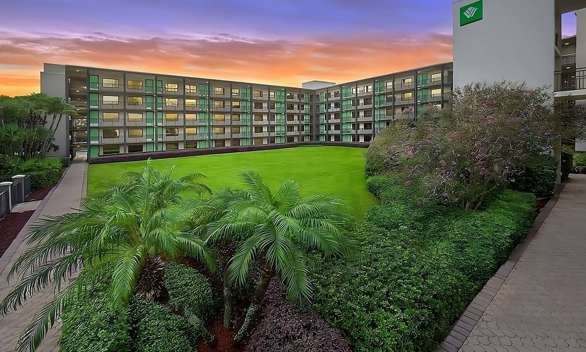 Lake Buena Vista Hotel | Family Fun: Disney Springs Across, Shuttle to Parks, 2 Comfortable Units
