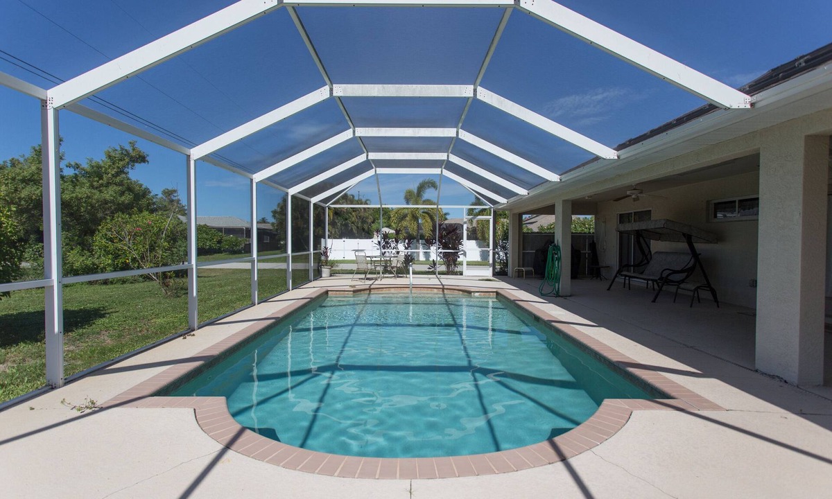 Caloosahatchee House | Family-Home with pool in the heart of Cape Coral