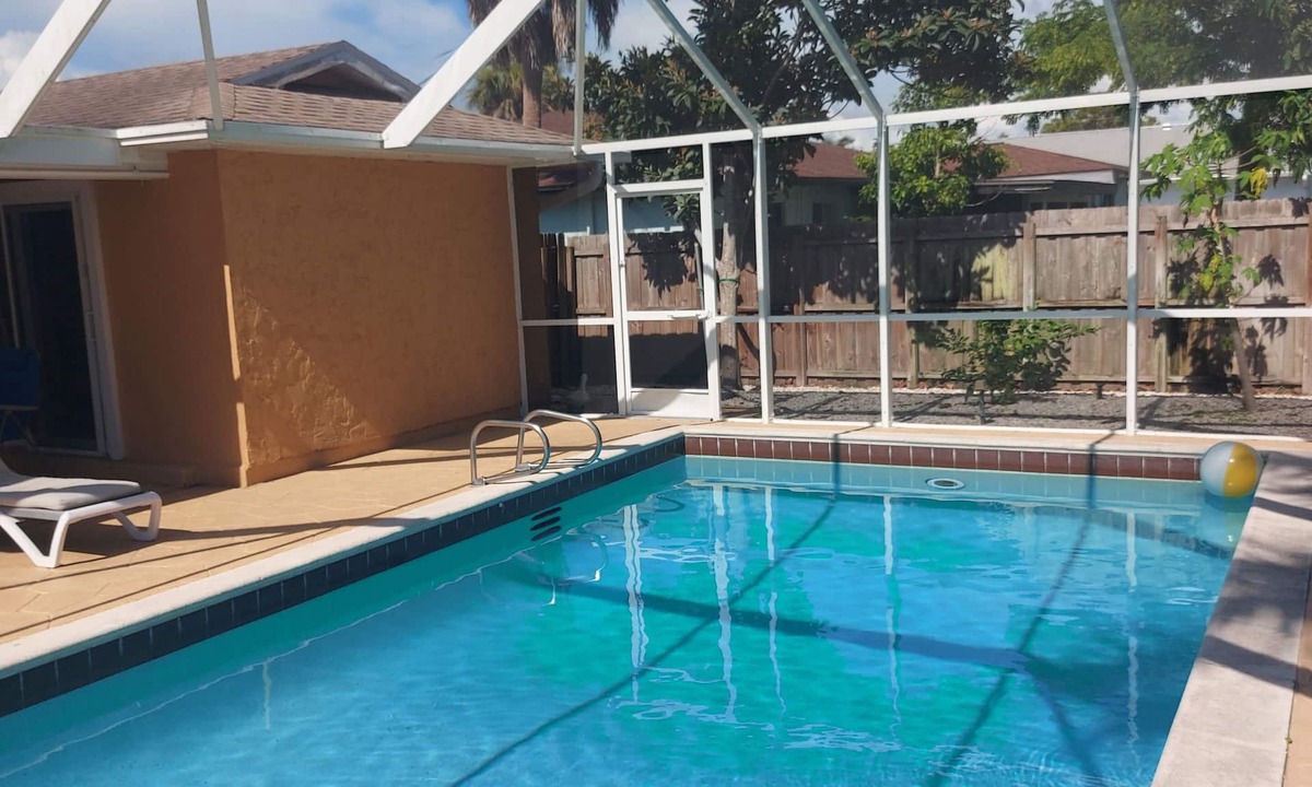 Naples Park House | FAMILY REUNION TIME! HUGE POOL & WALKING DISTANCE TO VANDERBILT BEACH!