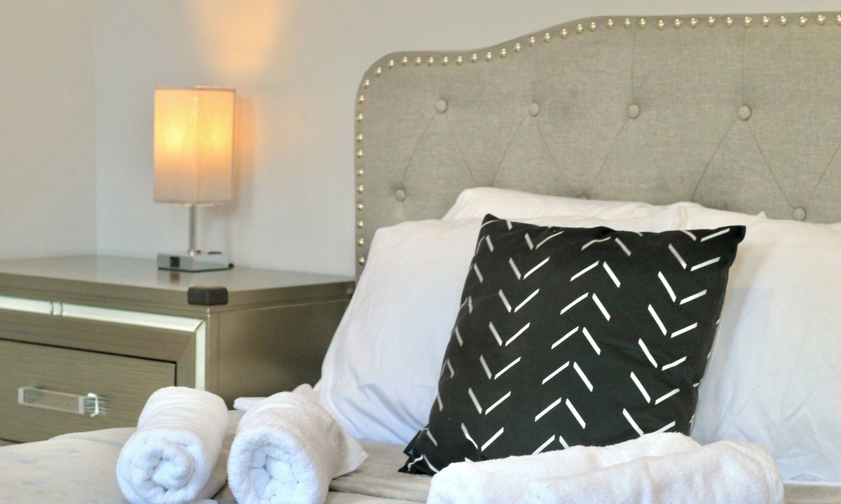 Floral Park Apartment | Fantastic apartment in charming Bellerose close to racetrack and arena.