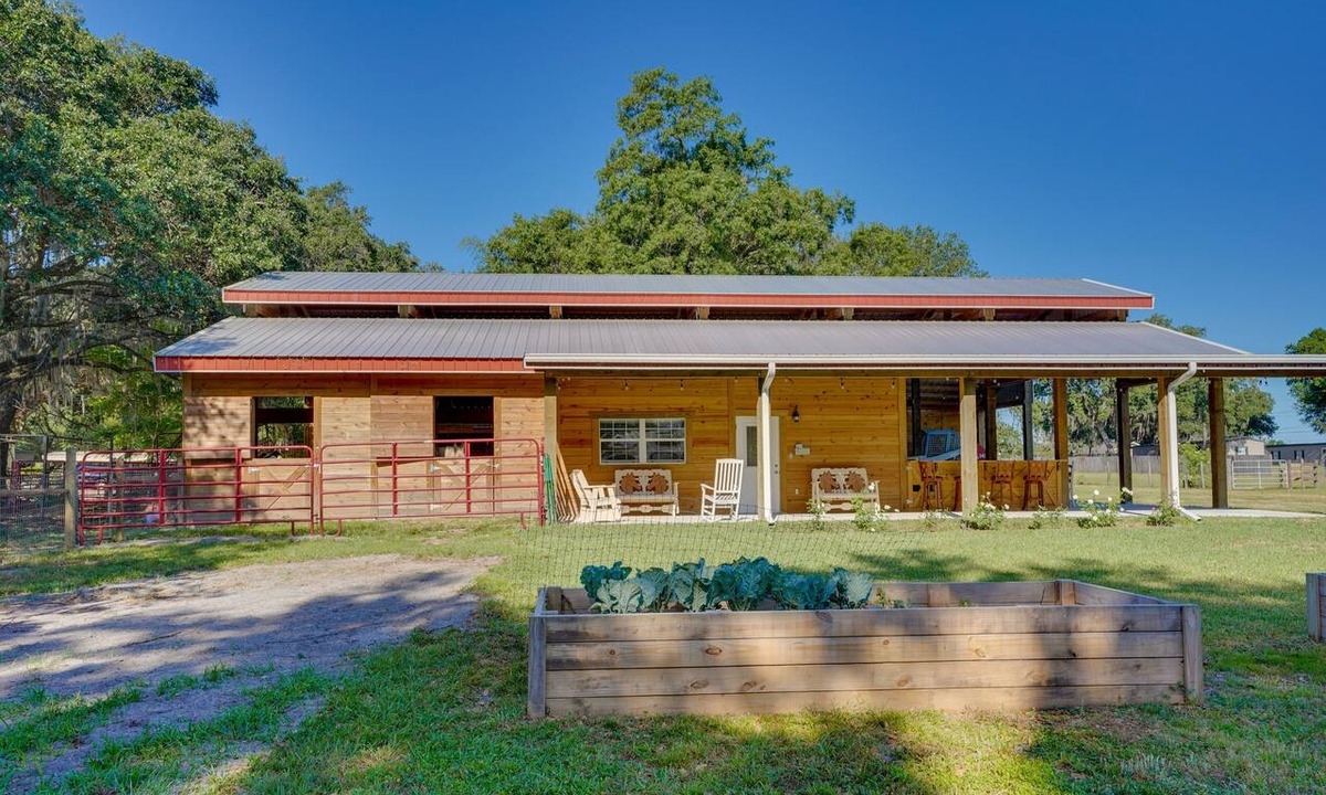 Lakeland Apartment | Farm Stay: Modern Barndominium in Lakeland!
