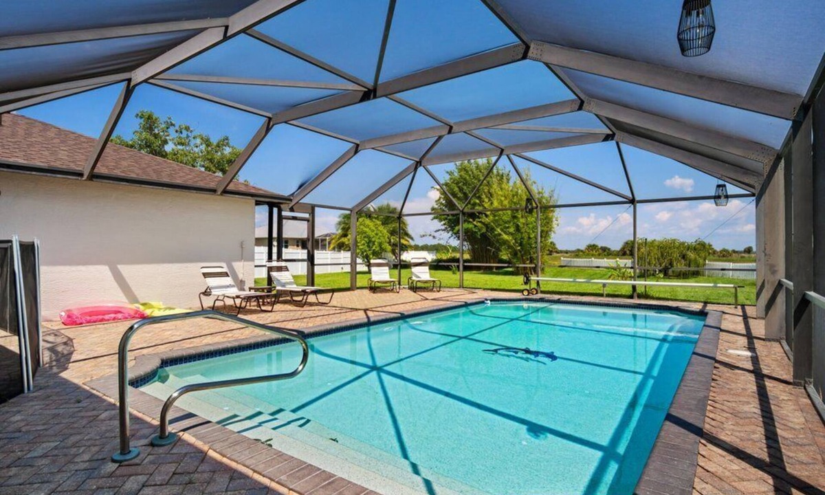Biggar House | Feel @ Home Ft Myers - 3bd - 2bh - POOL - Sleeps 8