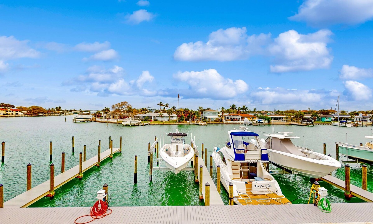 Island Estate Condo | Fifth-floor waterfront condo with washer/dryer & access to pool, hot tub, dock