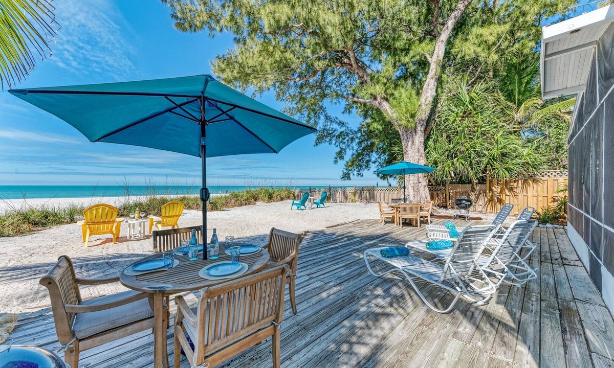 Ilexhurst House | Fins to the Left: Gulf of Mexico! On Beach!