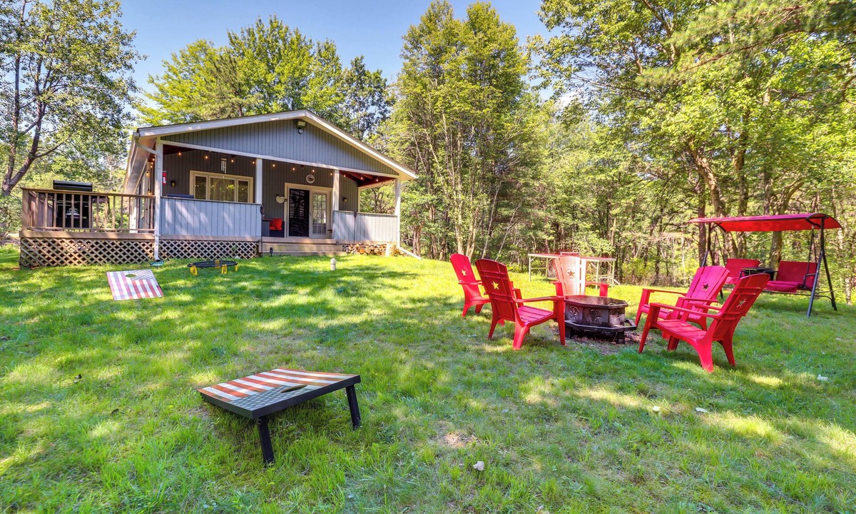 Long Pond House | Fire Pit & Community Beach: Poconos Getaway!