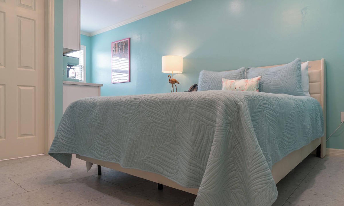 Mid Island Hotel | Flamingo Inn - Standard Queen with kitchenette #202