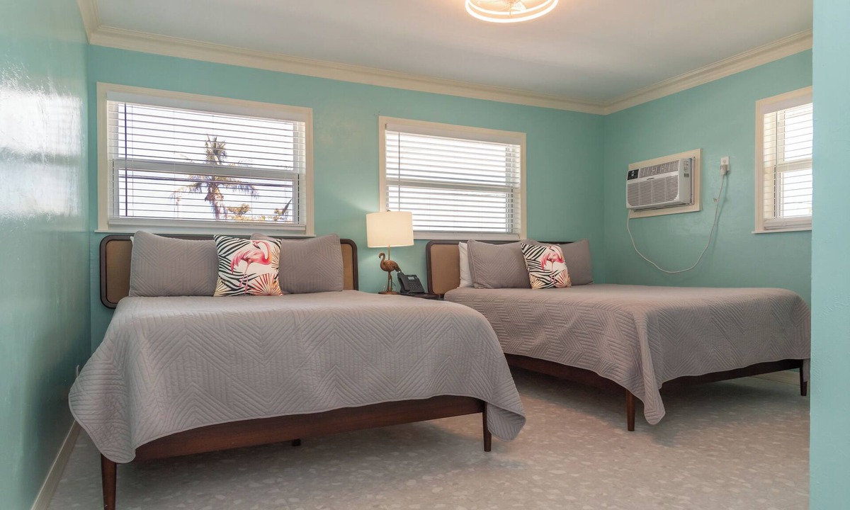 Mid Island Hotel | Flamingo Inn - Standard Queen