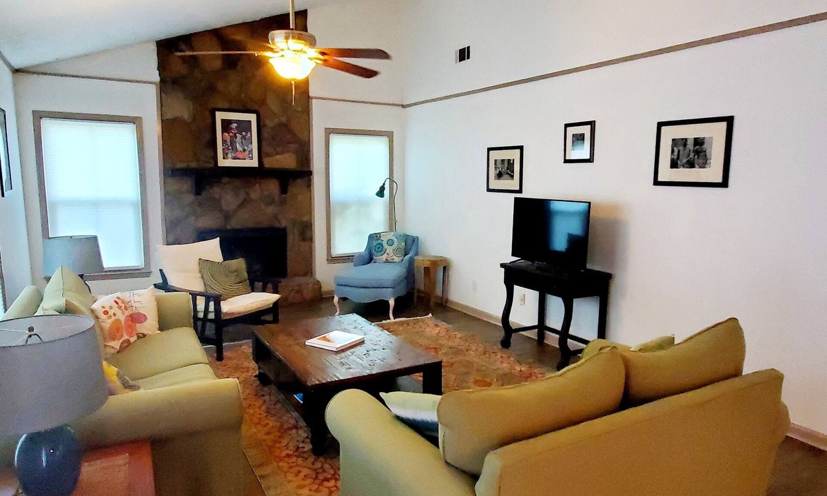 Thunderbolt House | Flo’s Hideaway in the Heart of Thunderbolt just outside Savannah city limits