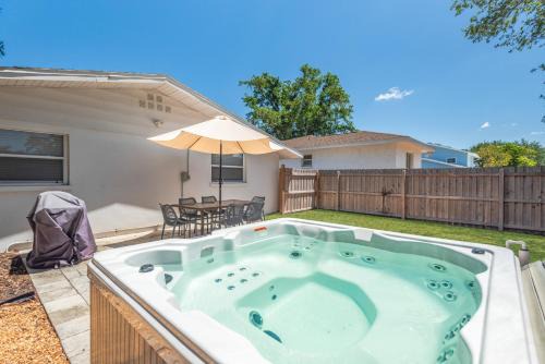 Southgate House | Fully Fenced With Hot tub near Siesta Key Bridge