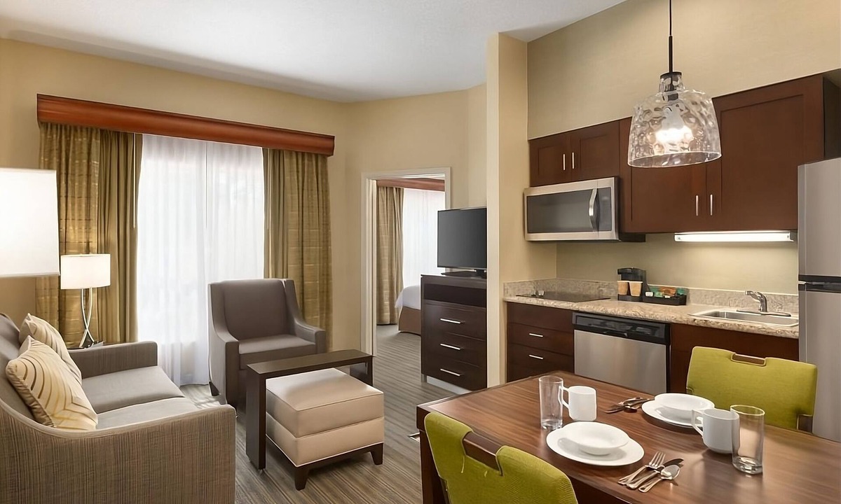 Feather Sound Hotel | Fun and Relaxation! 2 Relaxing Units, Full Kitchen, Free Breakfast, Pool!