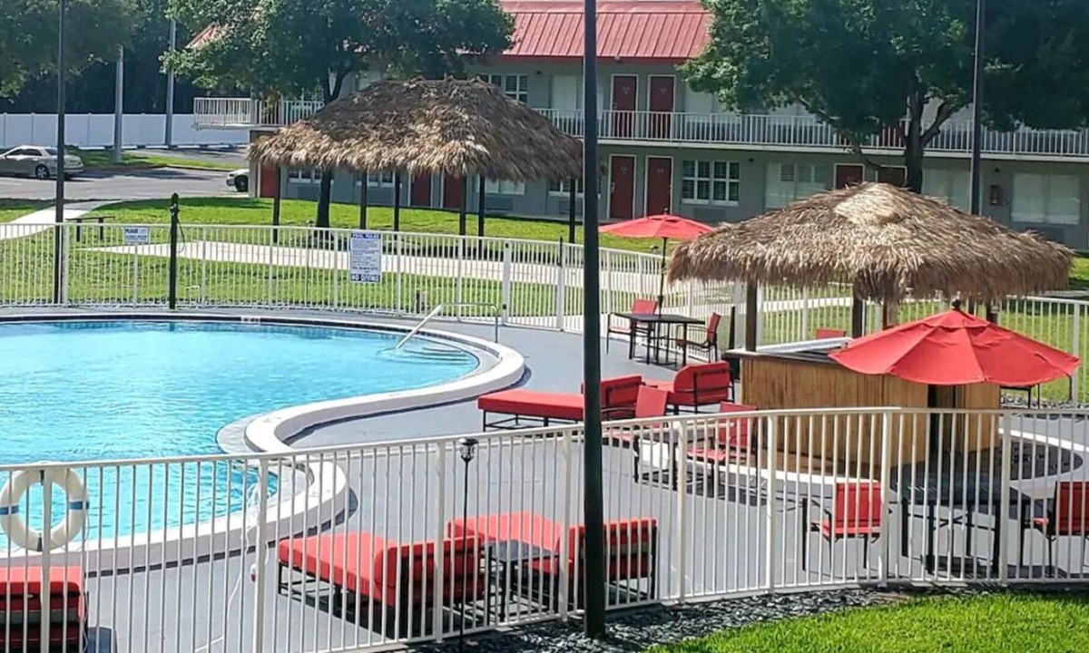 Vero Beach House | Fun Days Ahead! 3 Pet-friendly Units w/ FREE Bfast & Parking, Outdoor Pool!
