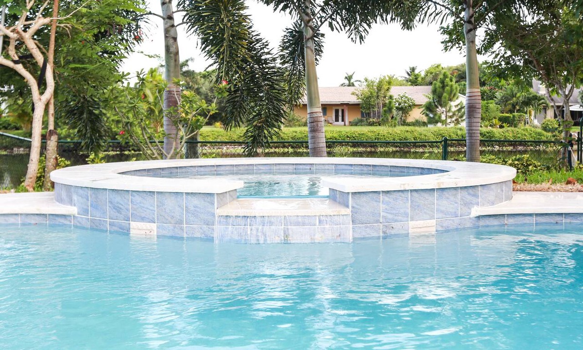 Tropic Palms House | Fun Fishing & Kayaking-Private Home On Canal-Relaxing W/Pool & Spa-WiFi-Near All