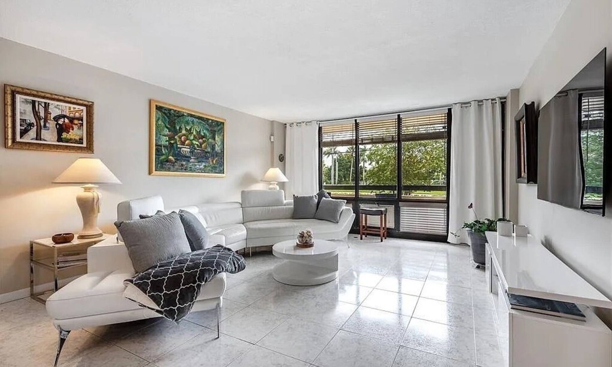 Boca Raton Condo | Furnished East Boca Condo Walk to Beach or Mizner Pool, Tennis & Pickleball