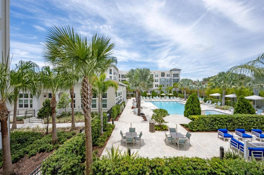 Temple Terrace Apartment | Gated Resort Style 1BR - KING Bed, Pool Views, SPA Hot Tub, Gym, WiFi, Wash & Dry, AC, Elevators, Starbucks, EV CHRG Station, Free Parking, Pets - IDEAL FOR Medical, Business, Relocation, Long Stays - by Moffitt Cancer Ctr, USF, River Hills Country Club