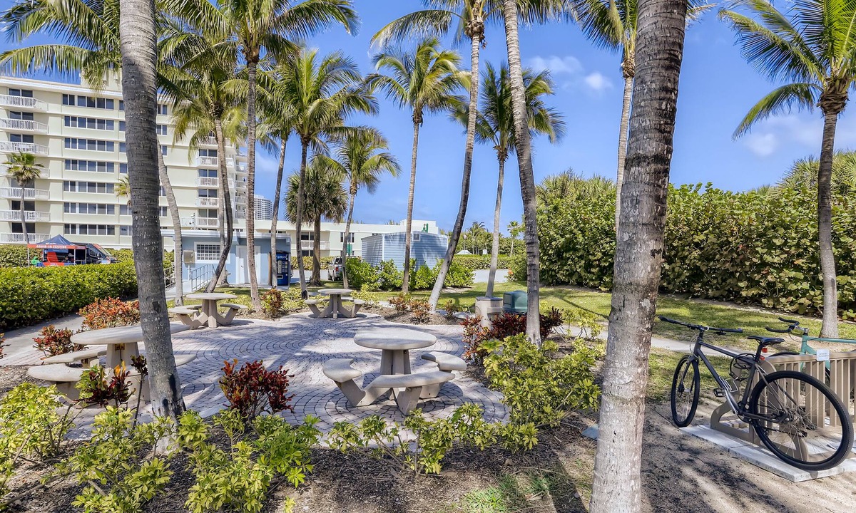 Palm Beach Shores Apartment | 🏖 Gorgeous 1 BR ~ Steps to the Beach 🏖