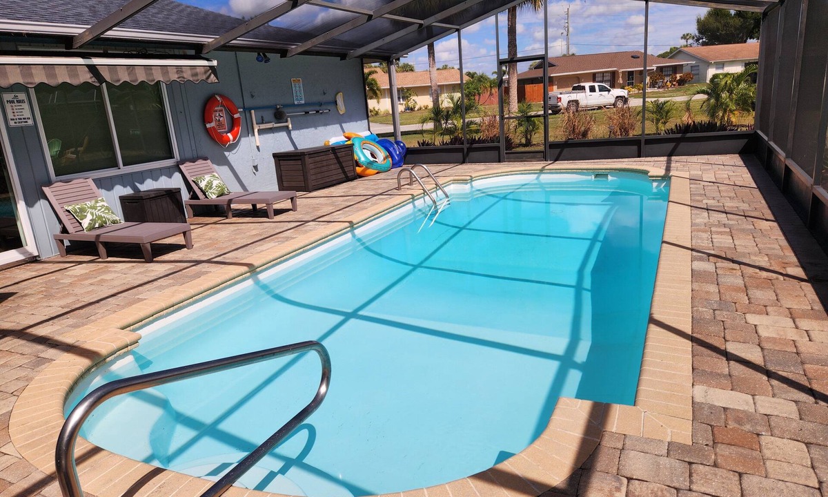 Pinecraft House | Gorgeous 2BR 2BA Private Pool Home Near Siesta Key Sweet Pineapple
