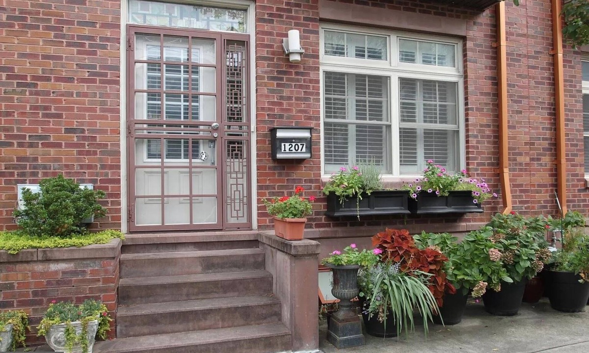 Passyunk Square House | Gorgeous full house! 4 BR, 2 parking spots, next to the subway in South Philly!