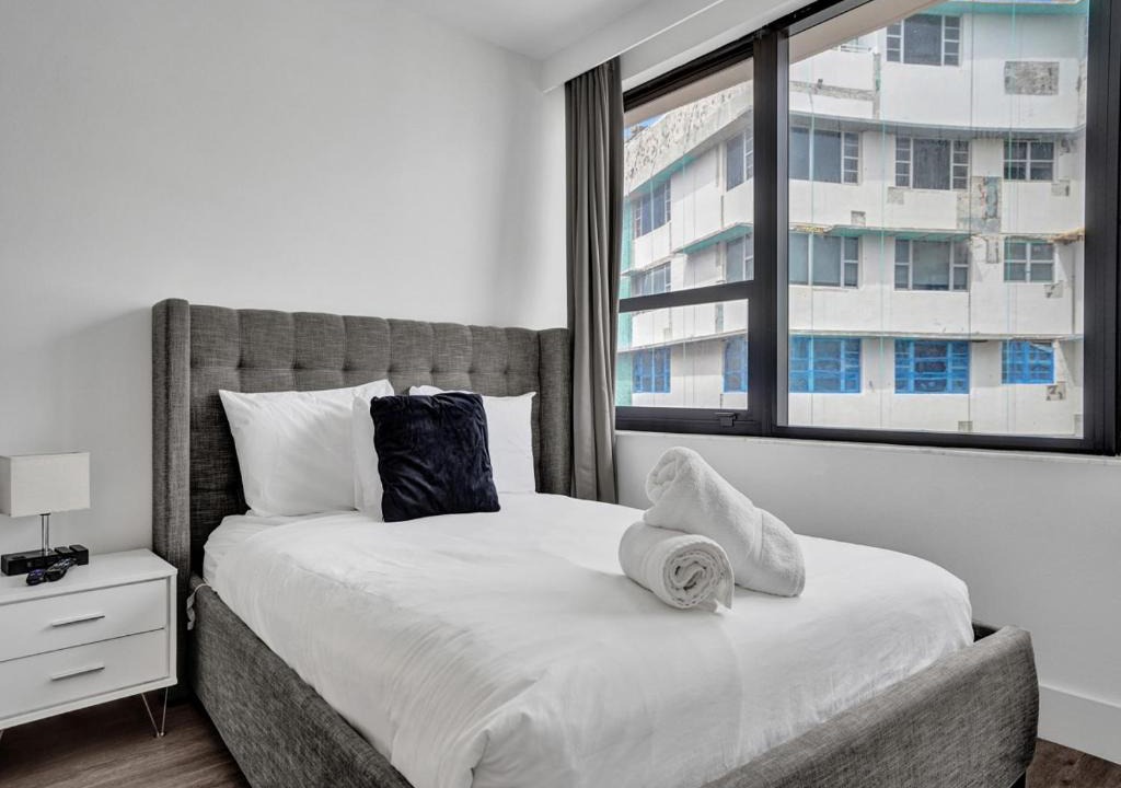Mid Beach Apartment | Gorgeous Miami Beach Condo Beach Service 1614