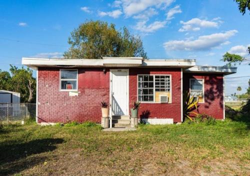 Dunbar House | GpL 3321 Downtown Fort Myers Retreat