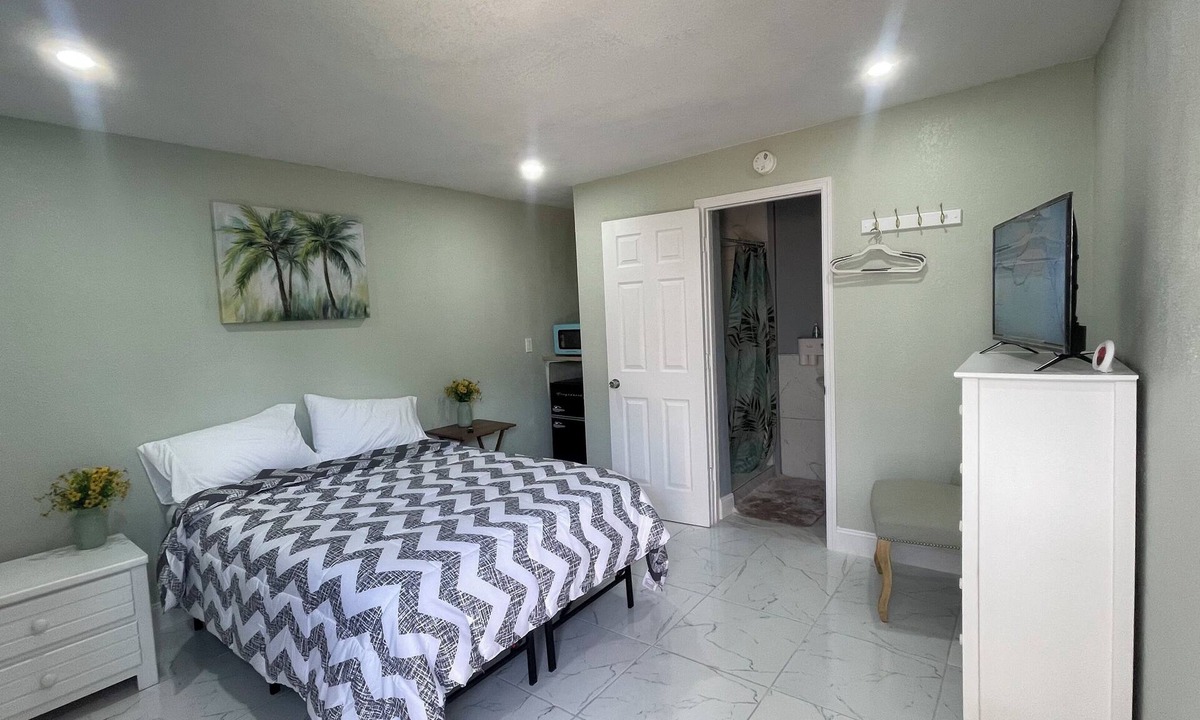 West Palm Beach Apartment | Great Location Studio West Palm Beach, near PBI Airport.
