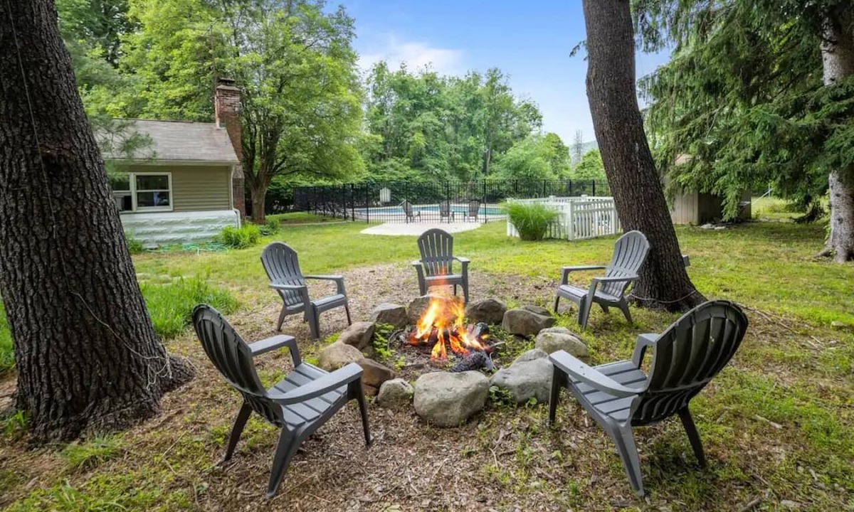 Town of Ramapo House | Group Spring Retreat | Fun Games & Gourmet Kitchen